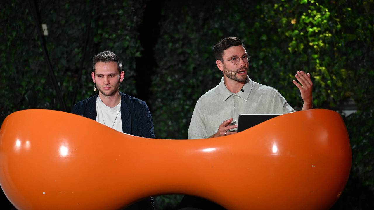 Fabian Köster und Jonas Hector moderierten am 15. September 2025 die Wahlarena des 1. FC Köln.