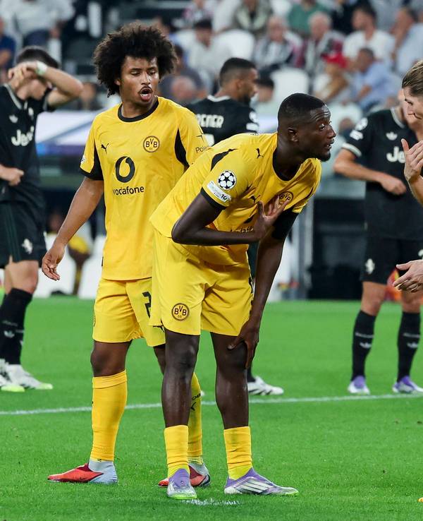 Die Spieler von Borussia Dortmund diskutieren.