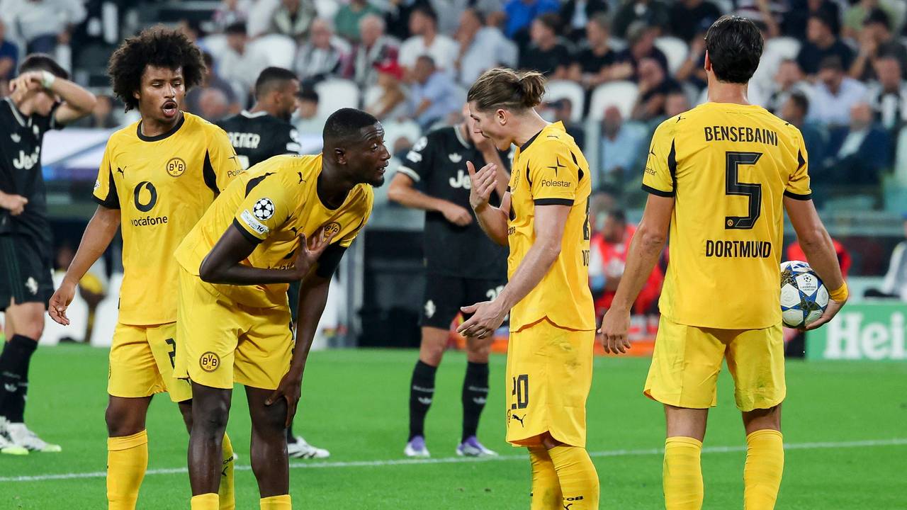 Die Spieler von Borussia Dortmund diskutieren.