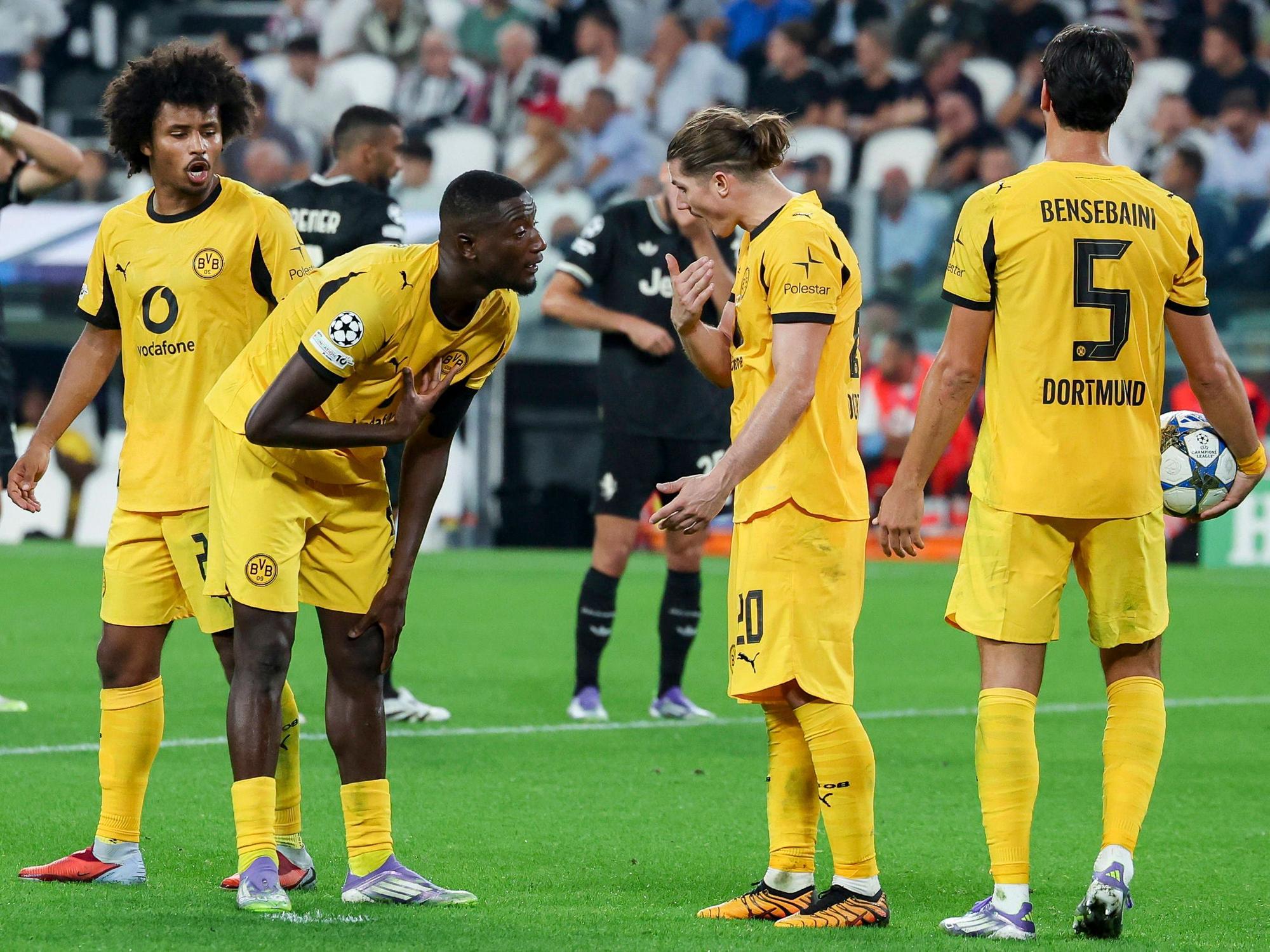 Die Spieler von Borussia Dortmund diskutieren.