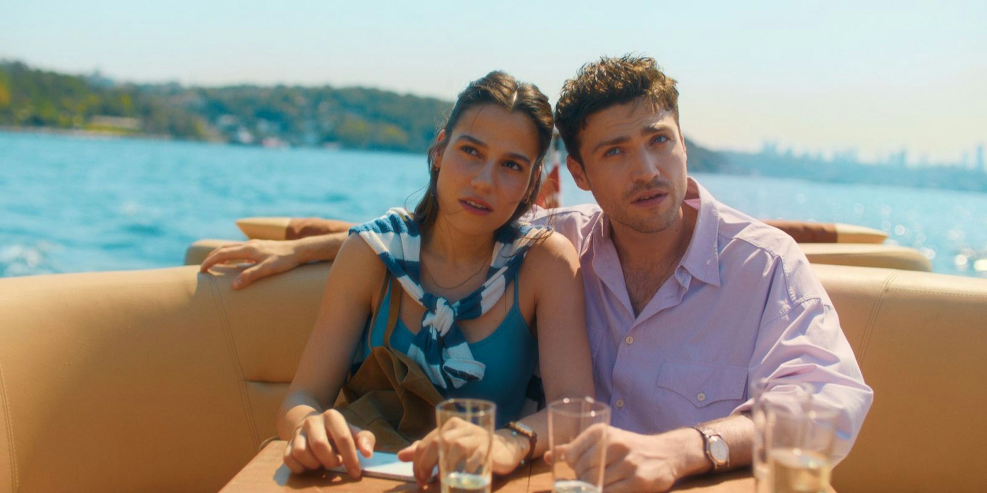 Can (Sinan Güleç) will seiner großen Liebe Mavi (Beritan Balcı) einen Heiratsantrag machen. Wird es ihm gelingen? (Bild: Netflix)