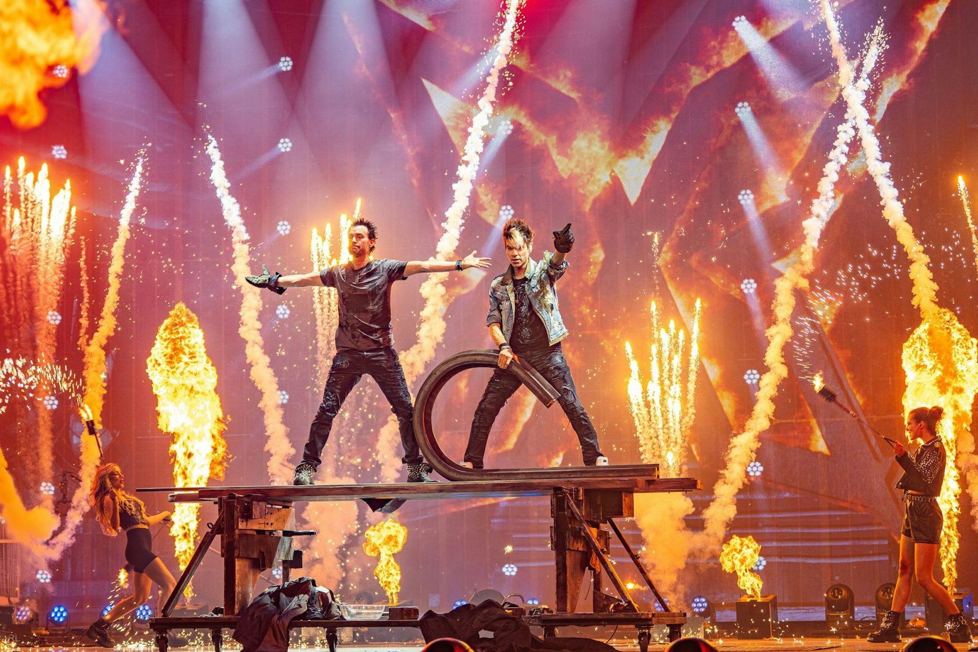 Seit zehn Jahren sind die Ehrlich Brothers in den großen Arenen unterwegs. Ihr Jubiläum feiern sie mit einem besonderen Programm: „DIAMONDS“ ist ein Mix aus ihren besten Illusionen.Das ZDF zeigt „Ehrlich Brothers DIAMONDS- Die große Jubiläumsshow“ aus der Dortmunder Westfalenhalle am Samstag, 27. September, um 20.15 Uhr. (Bild: ZDF / Ralph Larmann)