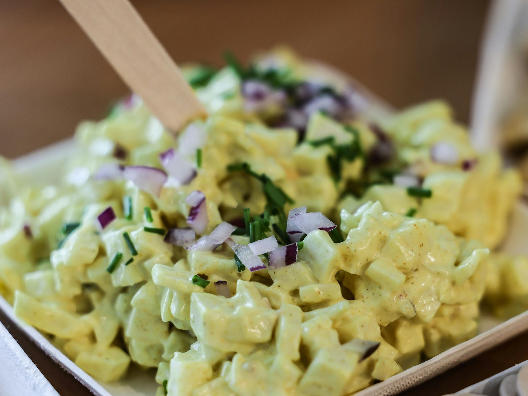 Eiersalat, hergestellt aus dem Eiweißersatz No Egg White, der aus Sonnenblumenöl und Sojaproteinen hergestellt wird, steht auf dem Tisch.