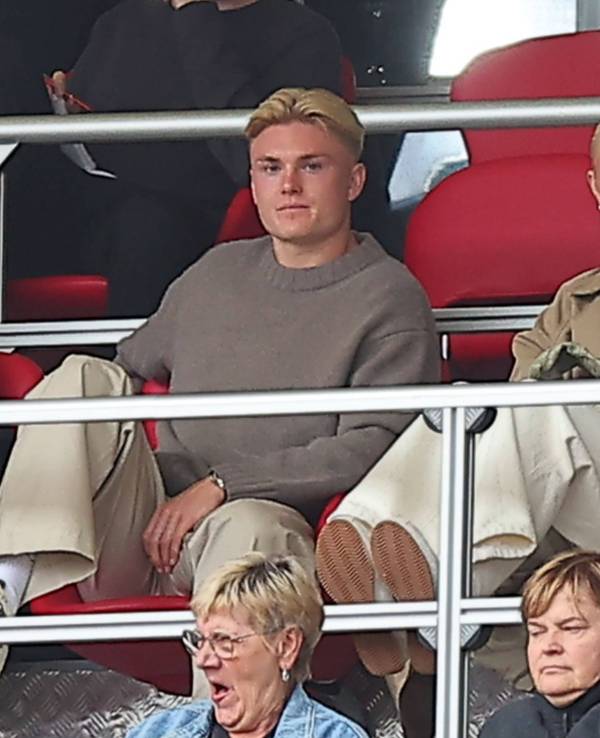Conrad Harder und Emma Jensen bei RB auf der Tribüne.