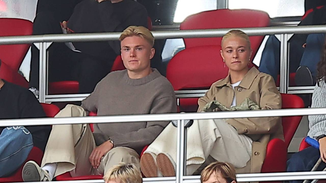Conrad Harder und Emma Jensen bei RB auf der Tribüne.