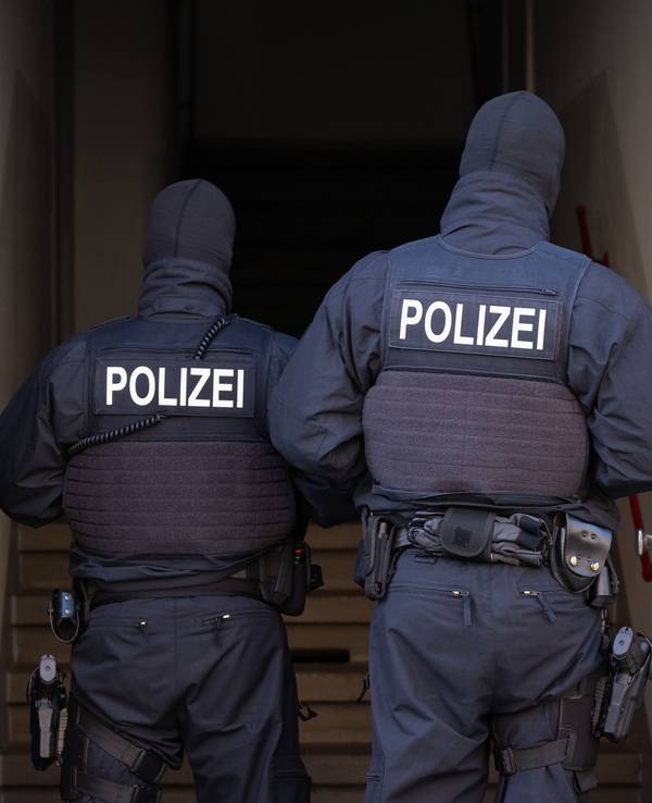 Polizisten bei einer Razzia