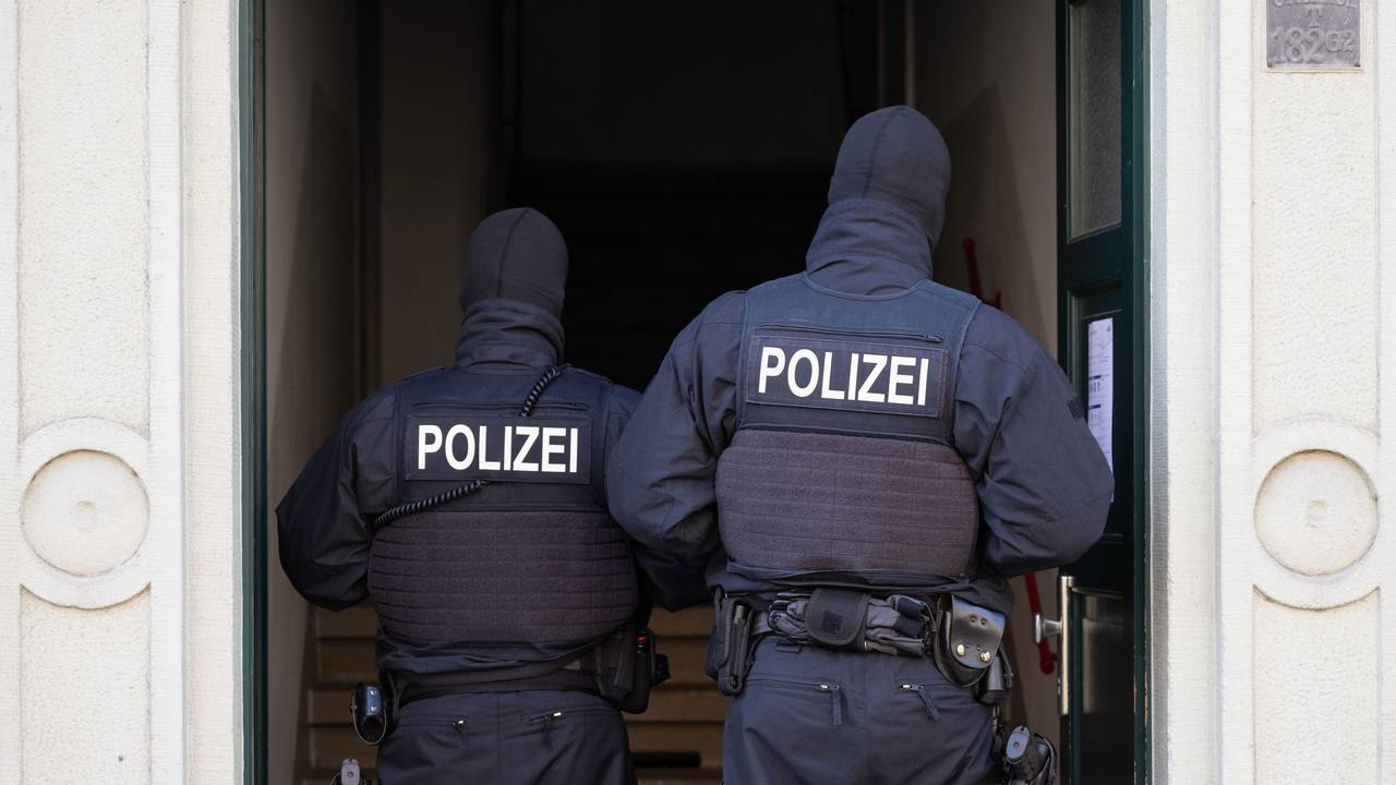 Polizisten bei einer Razzia