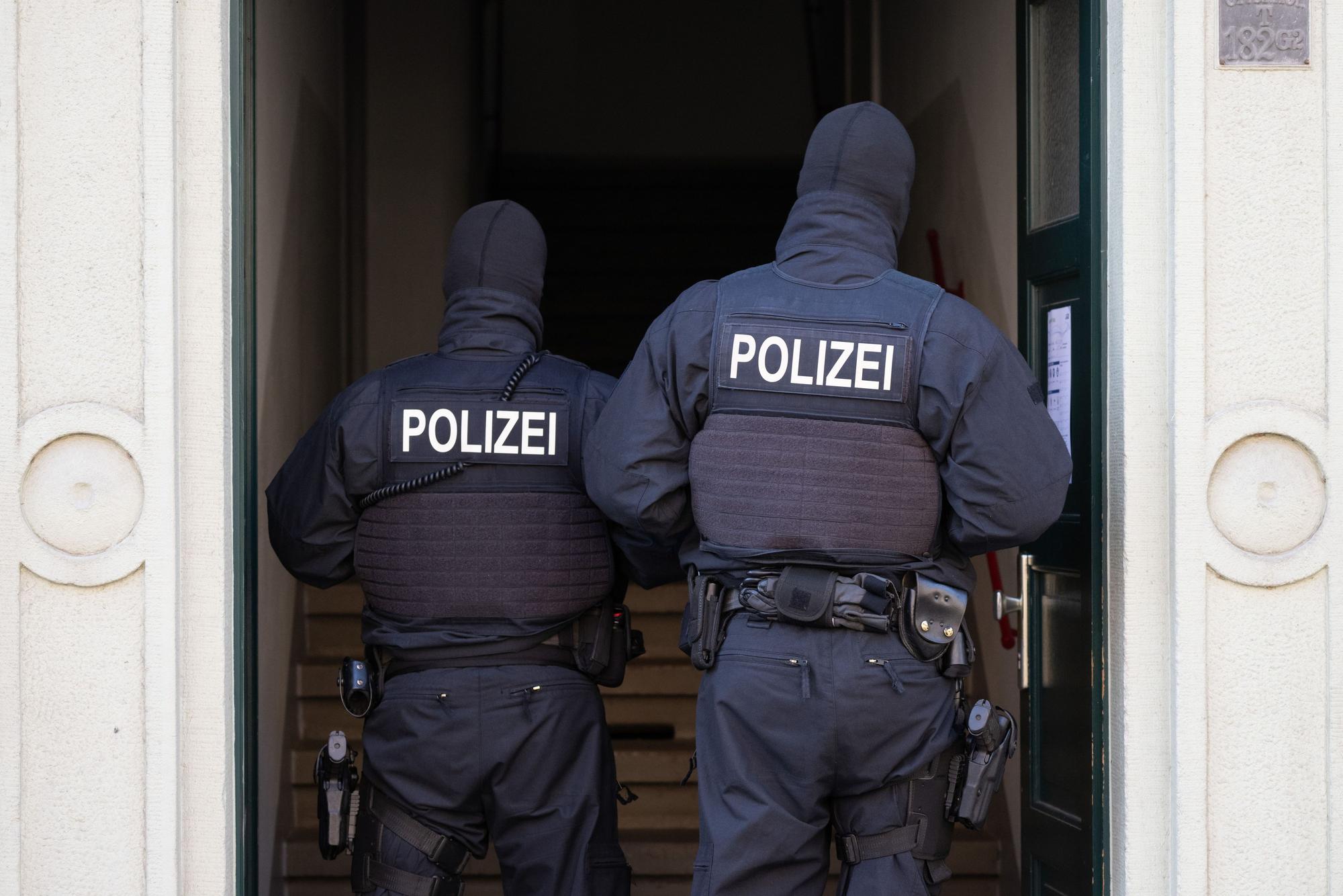 Polizisten bei einer Razzia