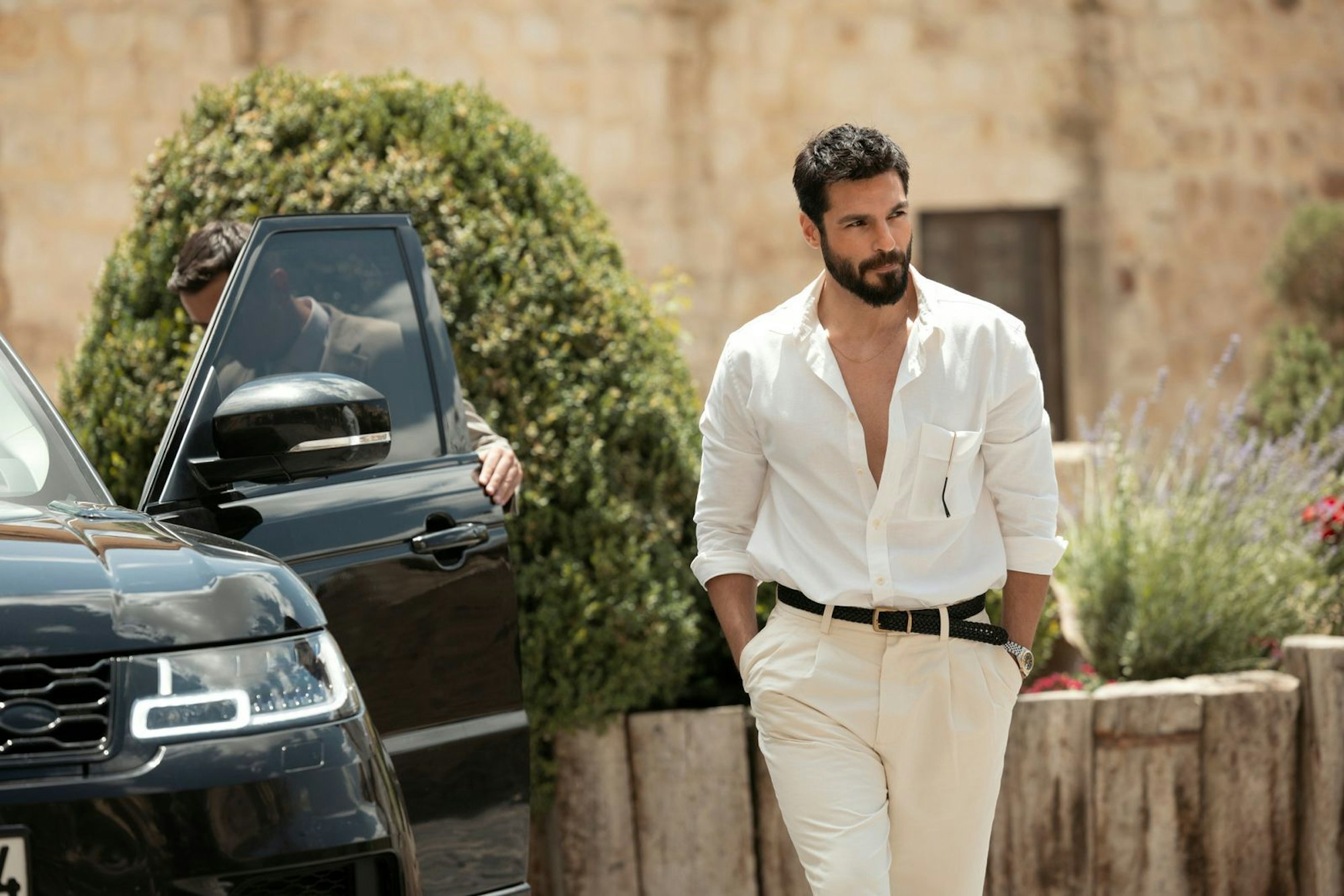 Der rettende Helfer: Der charismatische Kent (Serkan Çayoğlu) steht Mavi zur Seite, die plötzlich in die Rolle einer bedeutenden Erbin in der Türkei gerät. (Bild: Netflix)