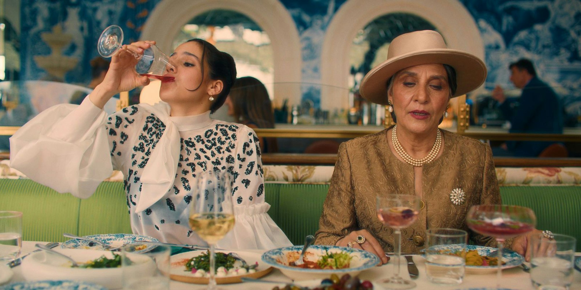 Yadigar (Meral Perin) entpuppt sich als Mavis (Beritan Balcı) Großmutter. Sie ist eine der einflussreichsten Frauen in der Türkei. (Bild: Netflix )