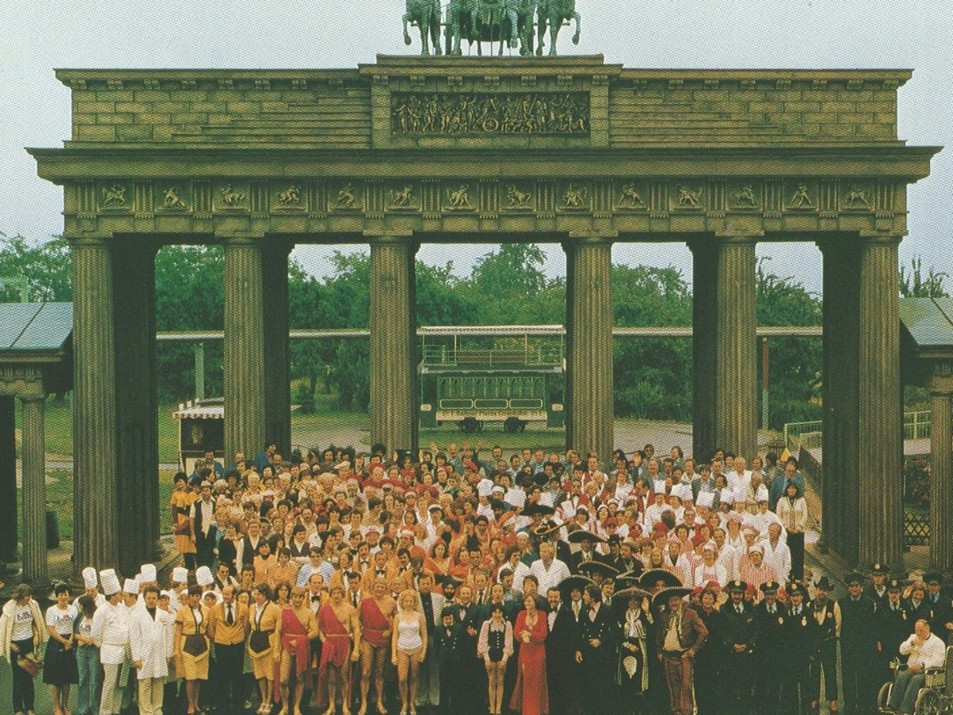 Hunderte Personen stehen vor einer Nachbildung des Brandenburger Tores.