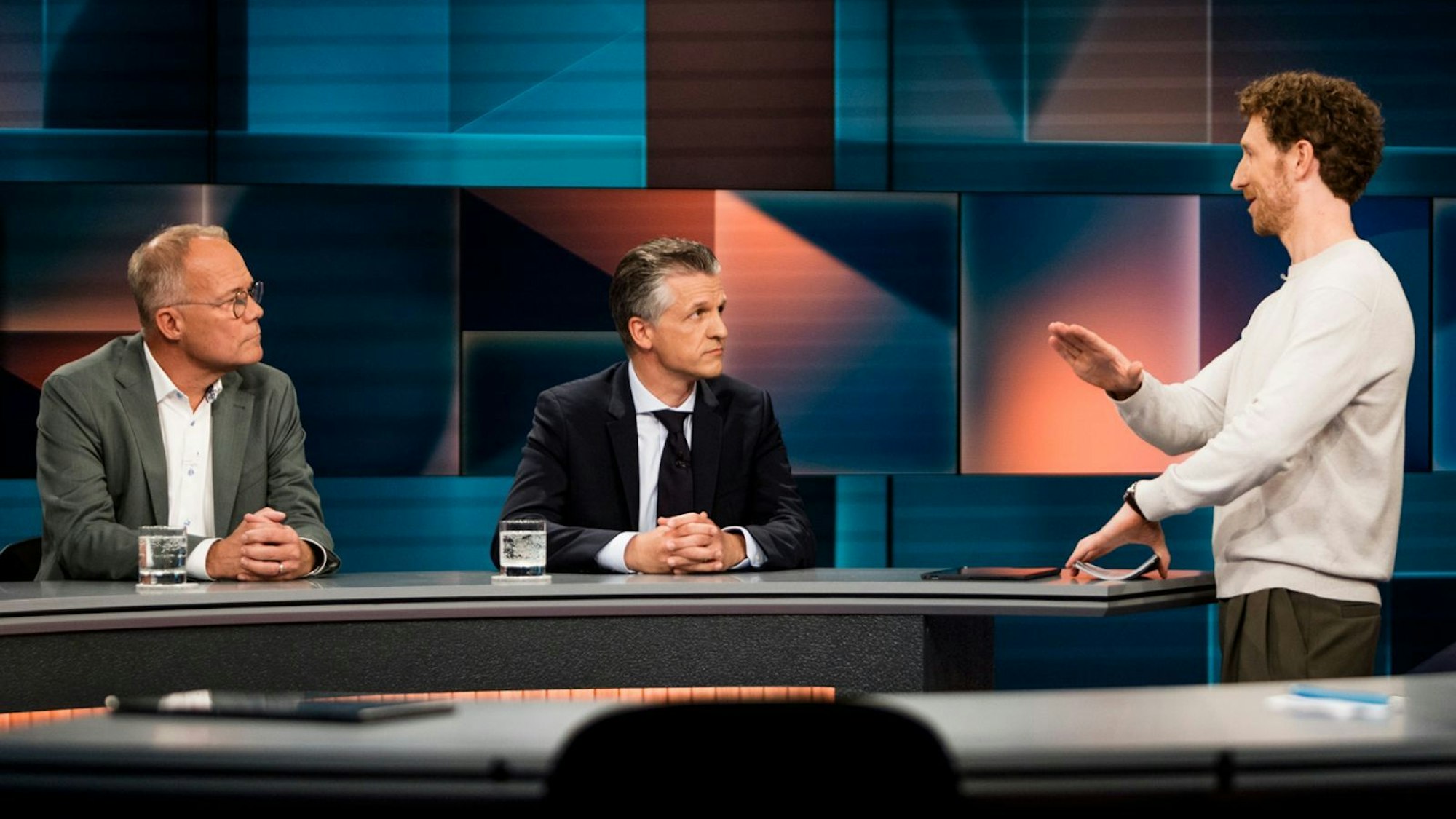 „Nur über Einnahmen zu sprechen, geht am Thema vorbei“, fand Thorsten Frei (Mitte). Das sah Louis Klamroth (rechts) jedoch anders. (Bild: WDR / Thomas Kierok)