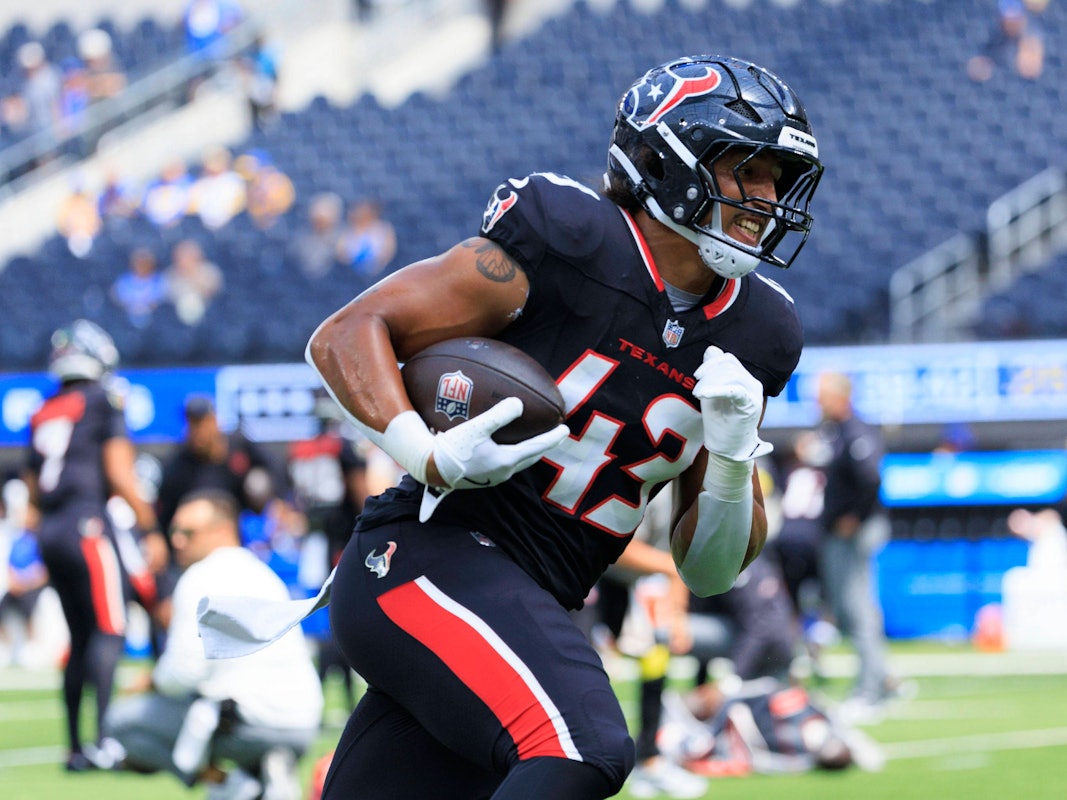 Jakob Johnson läuft mit dem Ball in der Hand.