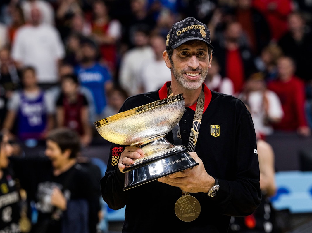 Alex Mumbru hält den EM-Pokal nach oben.