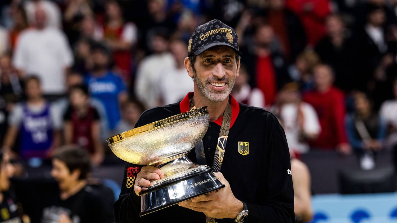 Alex Mumbru hält den EM-Pokal nach oben.