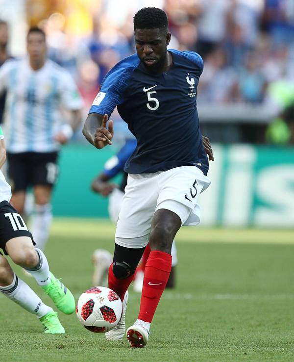 Samuel Umtiti im Duell mit Lionel Messi beim WM-Achtelfinale 2018.