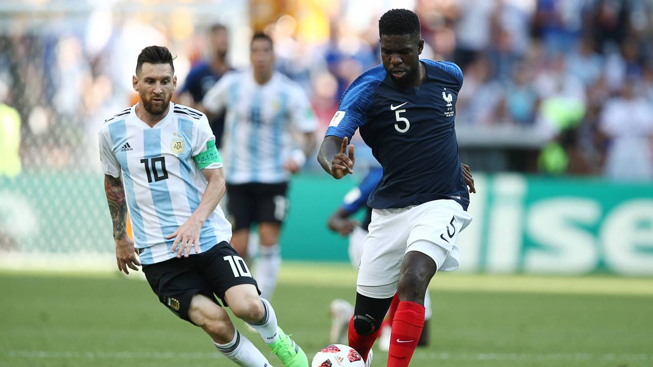 Samuel Umtiti im Duell mit Lionel Messi beim WM-Achtelfinale 2018.