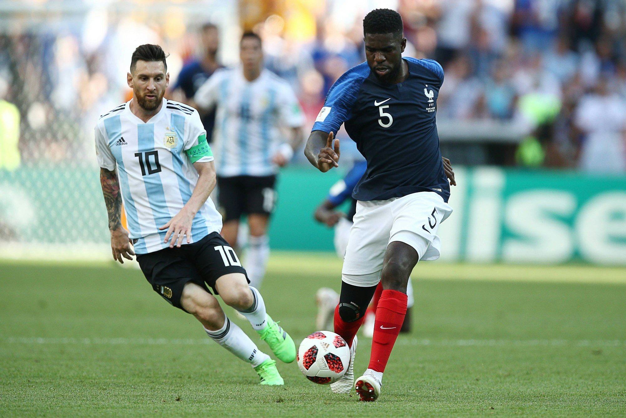 Samuel Umtiti im Duell mit Lionel Messi beim WM-Achtelfinale 2018.