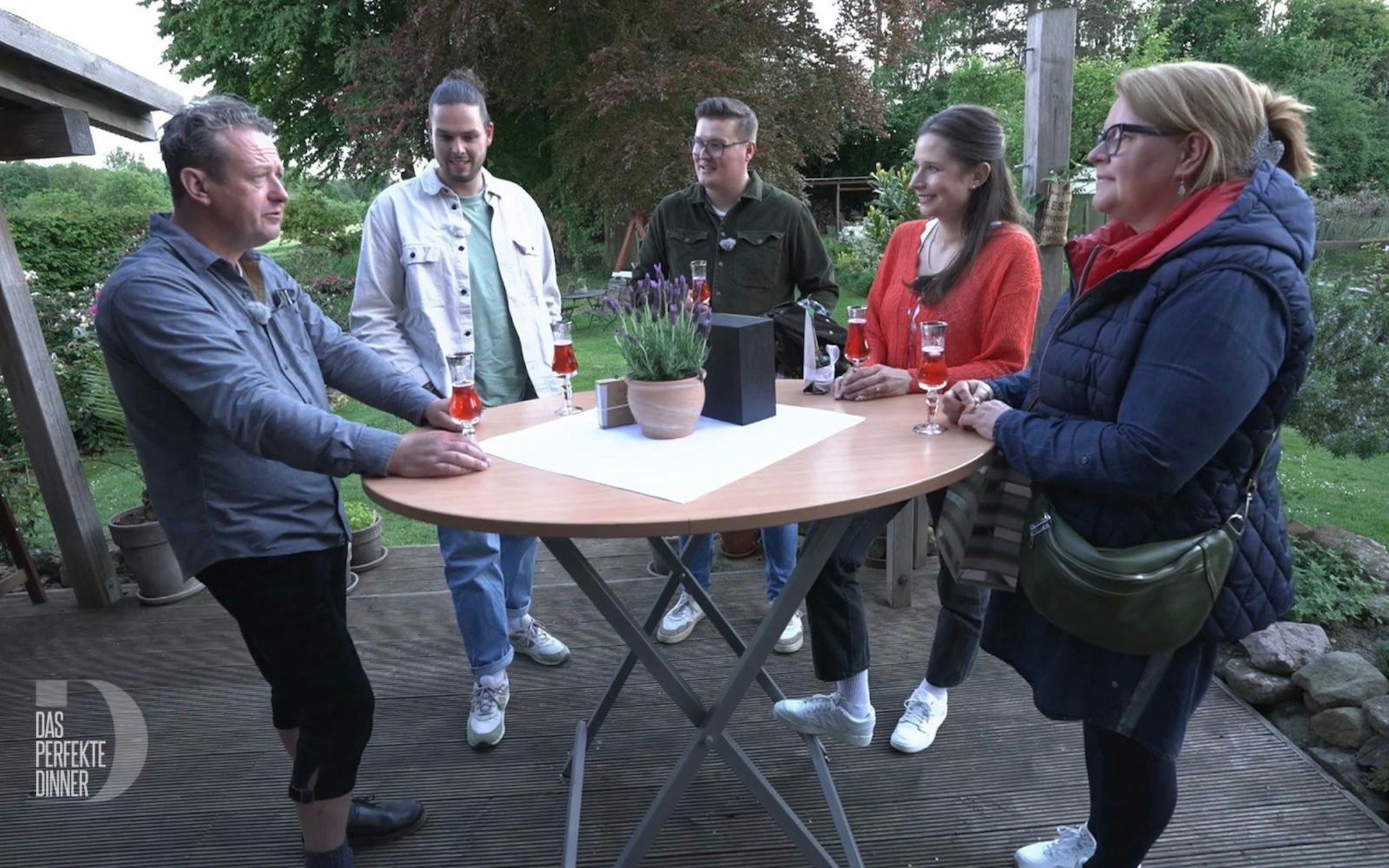 Den Aperitif bei Olli (links) gibt es in einem echt westfälischen Garten. (Bild: RTL)