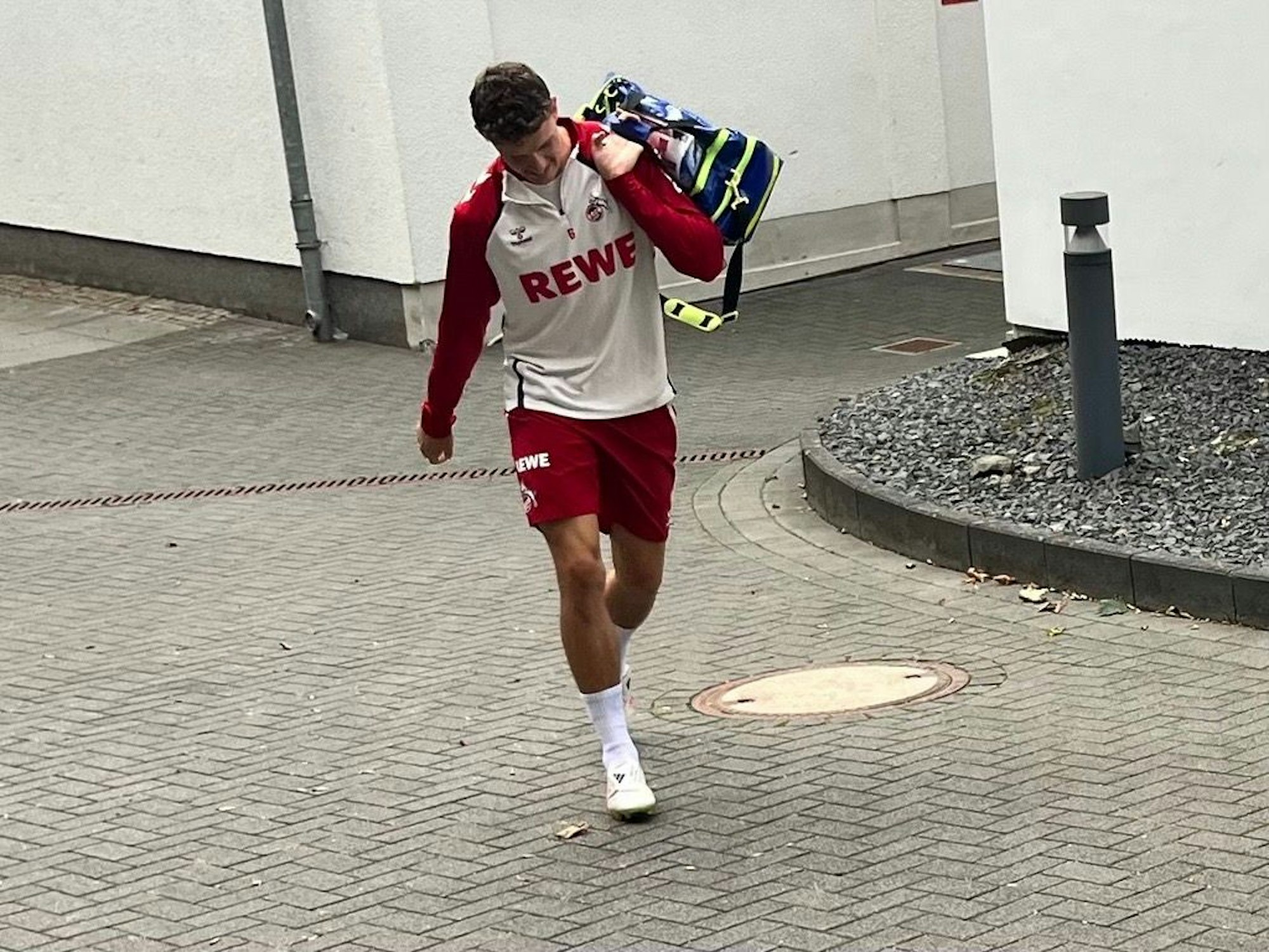 Eric Martel trägt eine blaue Medizintasche über der linken Schulter.