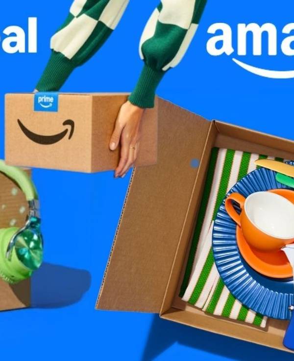 Prime Deal Days Ankündigung 7. und 8 Oktober mit Design von Amazon Paketen und Produkten auf blauem Hintergrund.