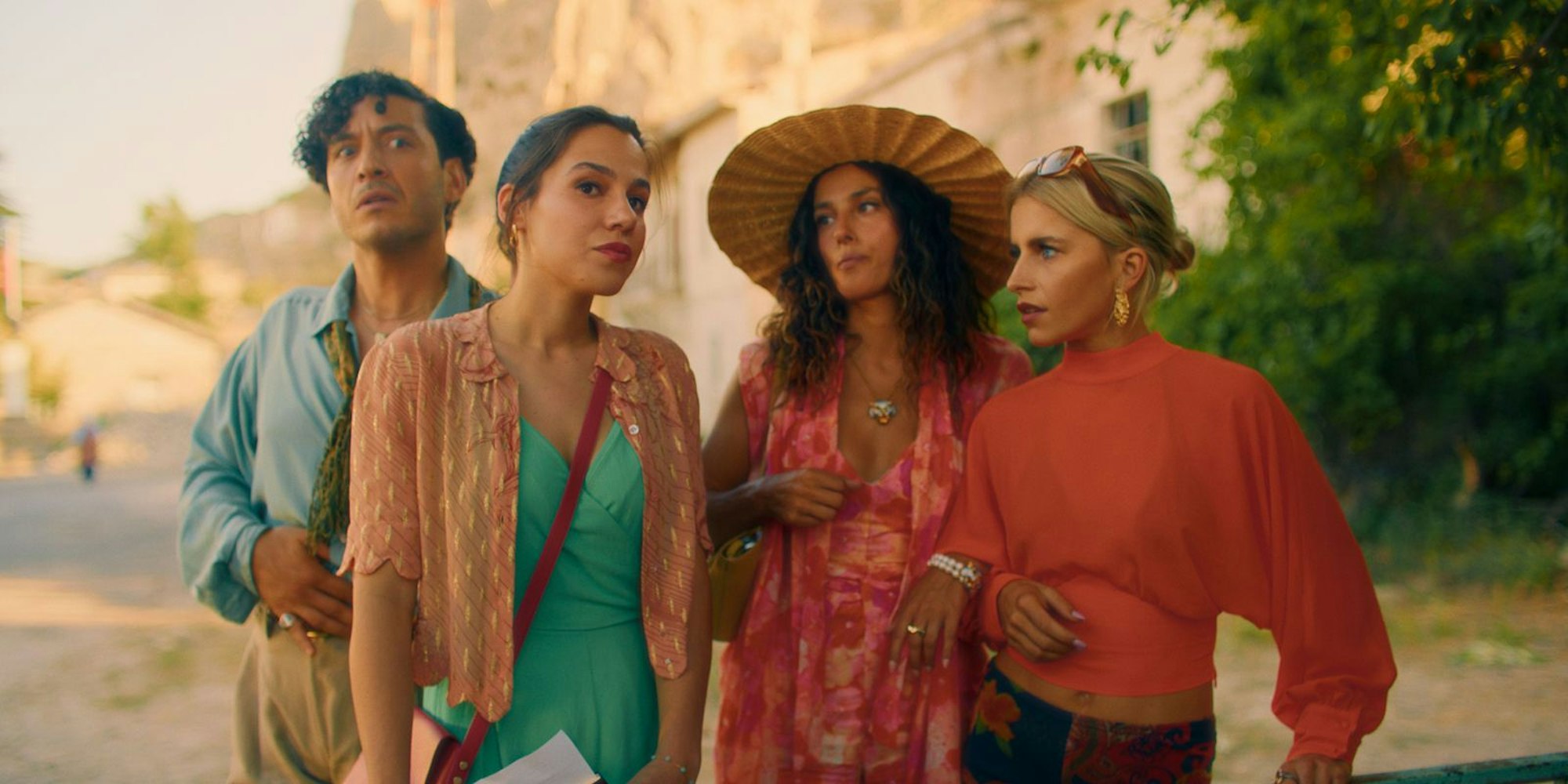 Mavi (Beritan Balcı, links) und ihre beste Freundin Nora (Caro Daur, rechts) lernen Mavis neue Familie lieben. Doch ist wirklich alles so perfekt, wie es scheint? (Bild: Netflix )