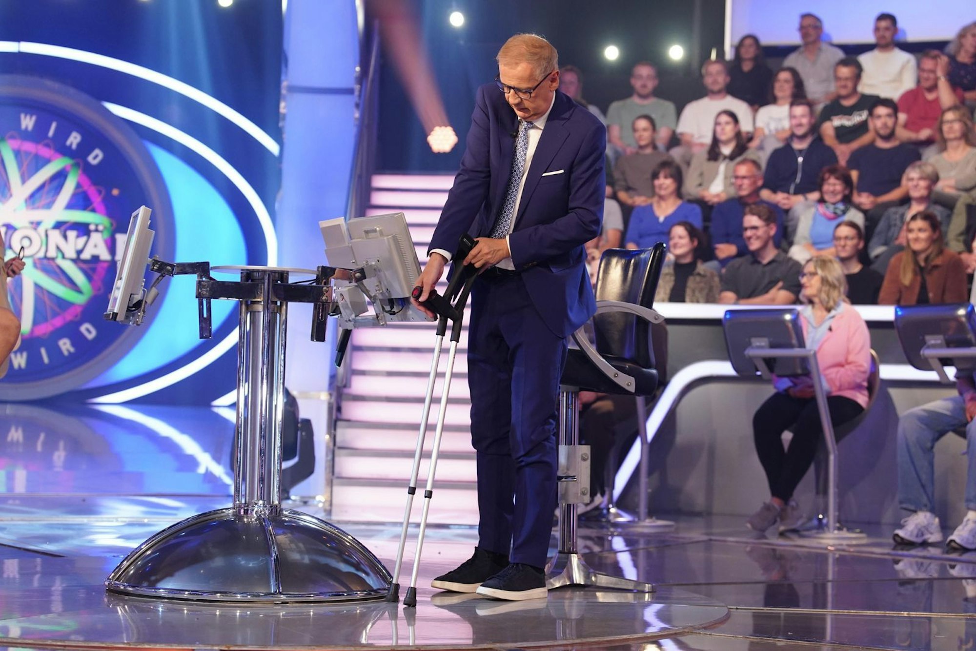Umgeknickt! Der Moderator kam verletzt ins Studio. (Bild: RTL / Stefan Gregorowius)