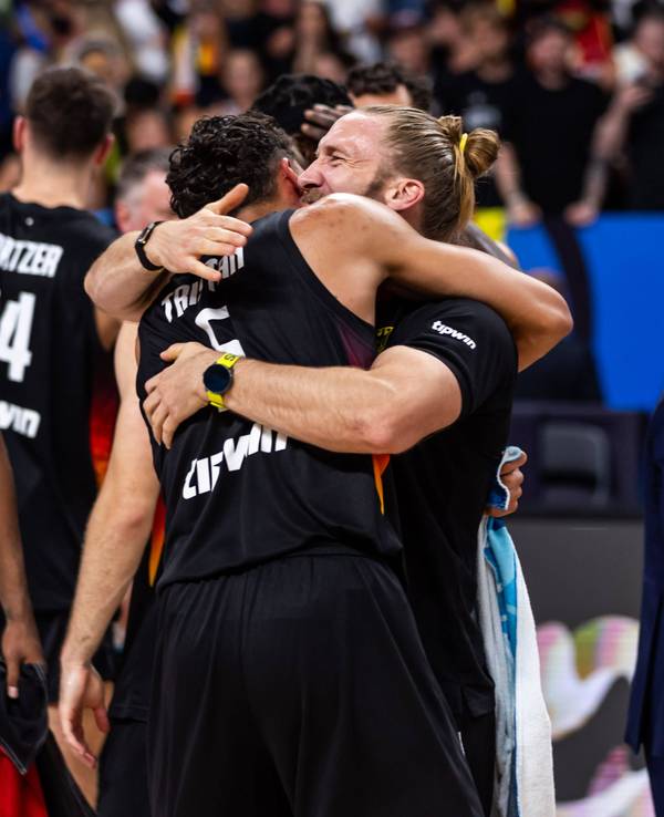Arne Greskowiak umarmt Tristan da Silva.