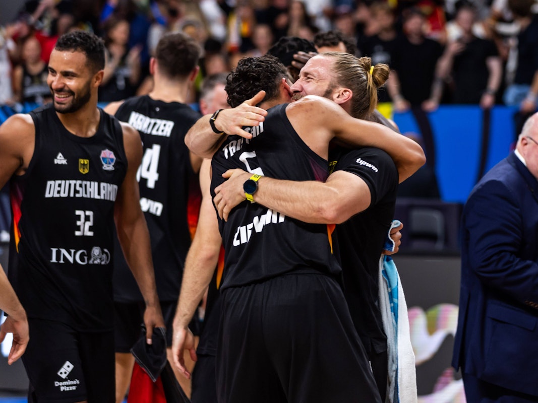 Arne Greskowiak umarmt Tristan da Silva.