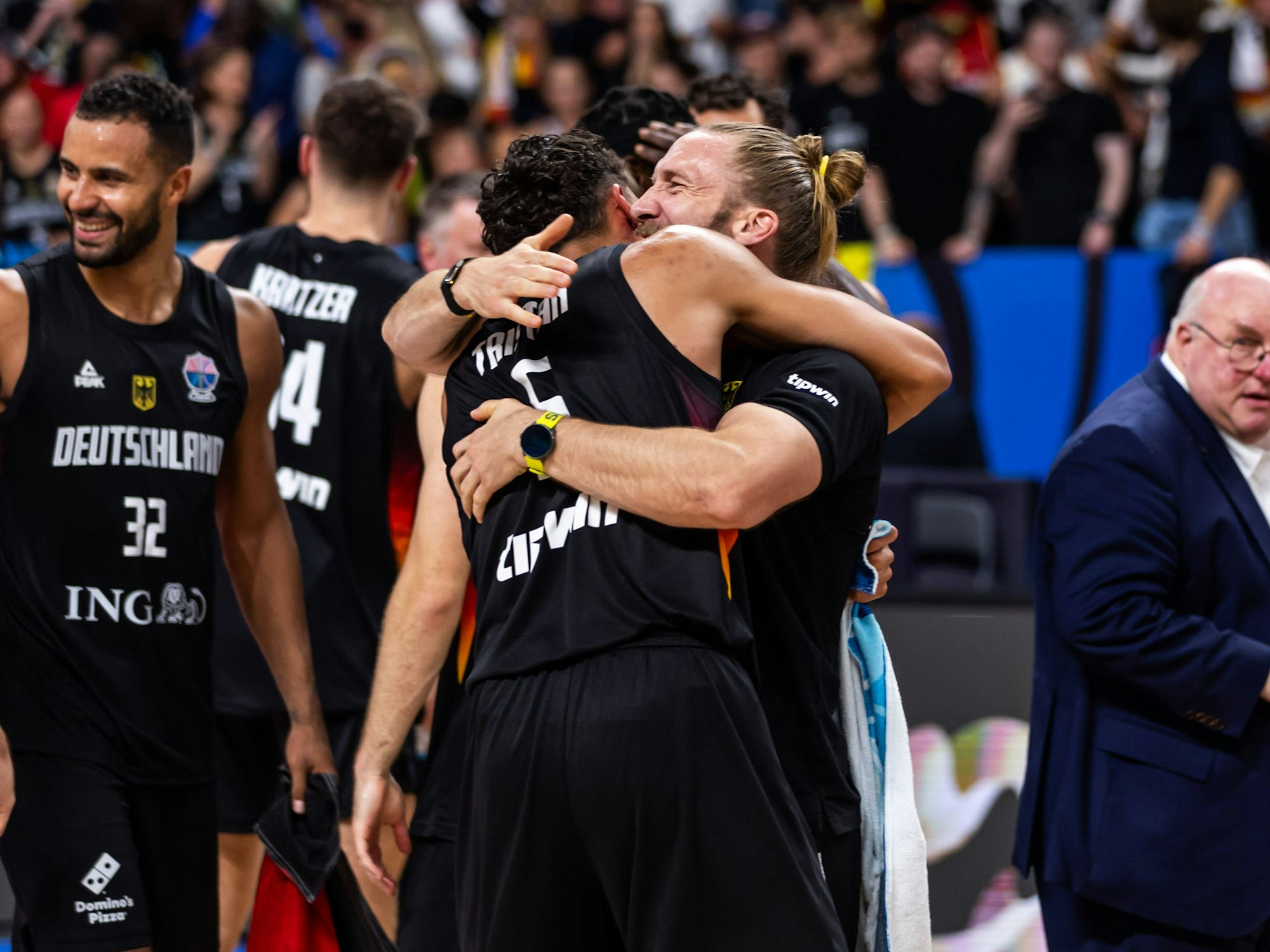 Arne Greskowiak umarmt Tristan da Silva.