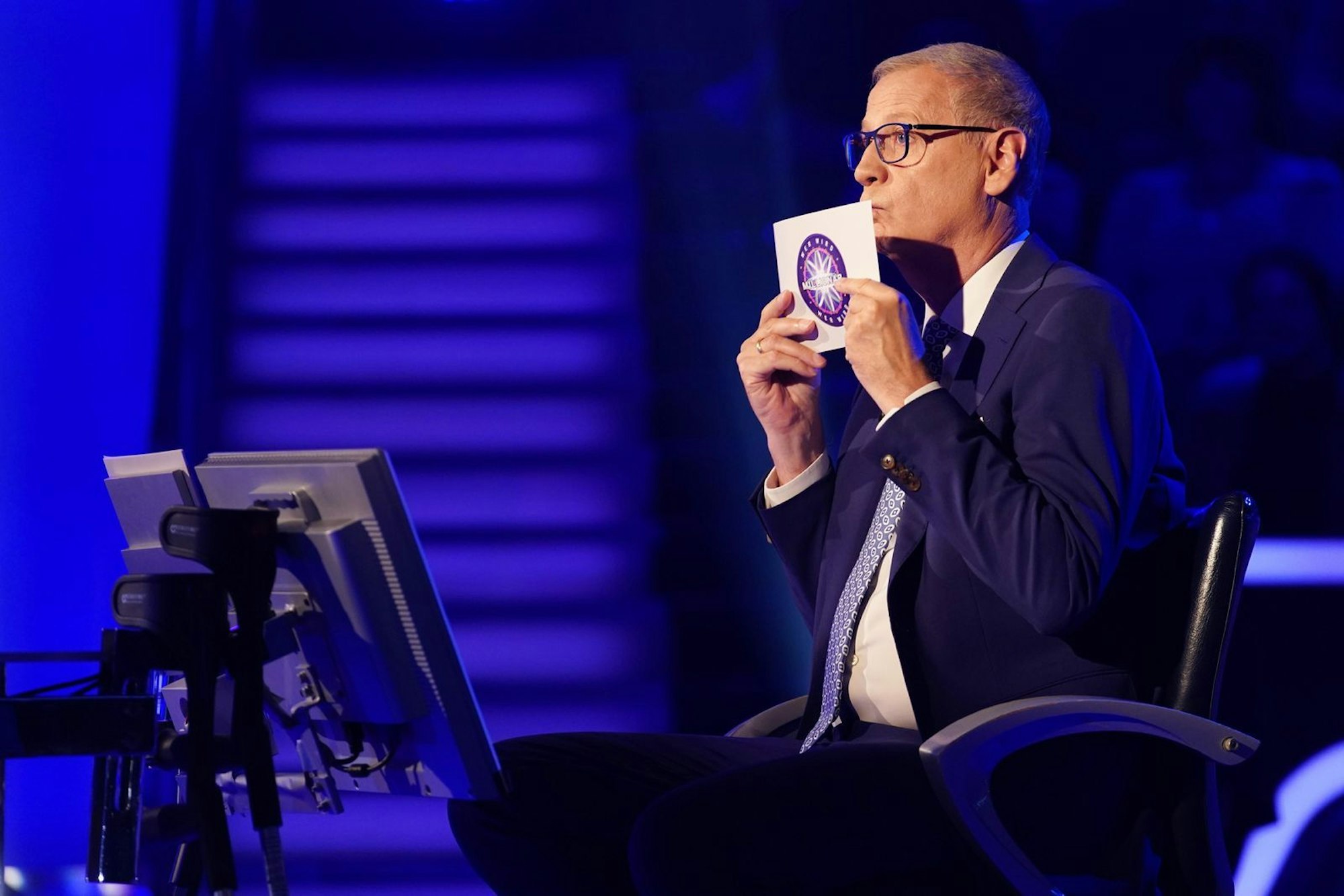 Günther Jauch küsst gerührt die Infokarte über Kandidatin Sophia Schneider, die einst in ihn verknallt war. (Bild: RTL / Stefan Gregorowius)