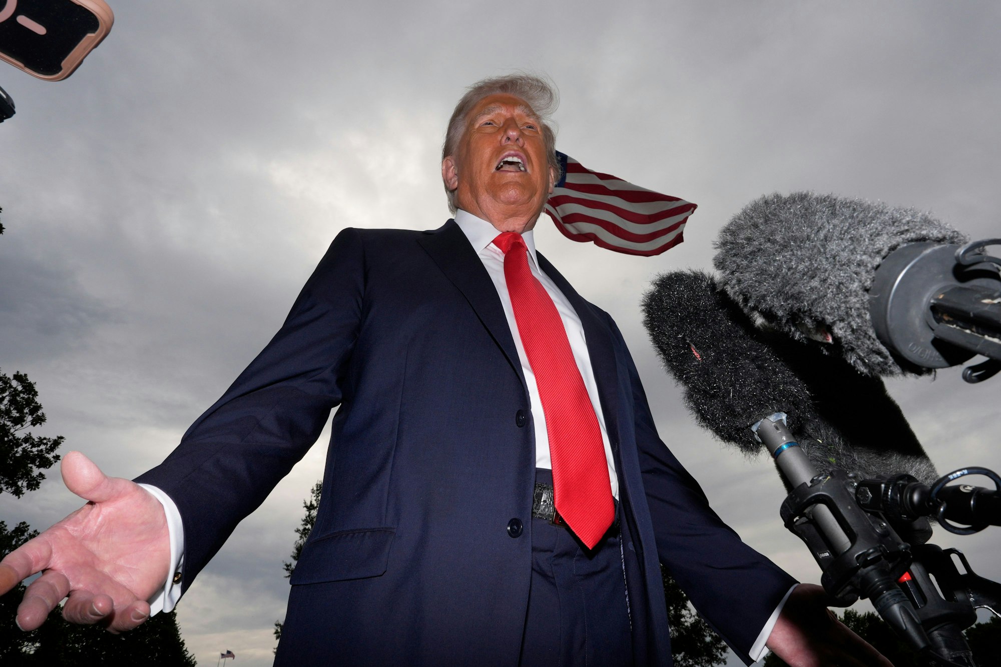 US-Präsident Donald Trump spricht mit Reportern, bevor er abfliegt.