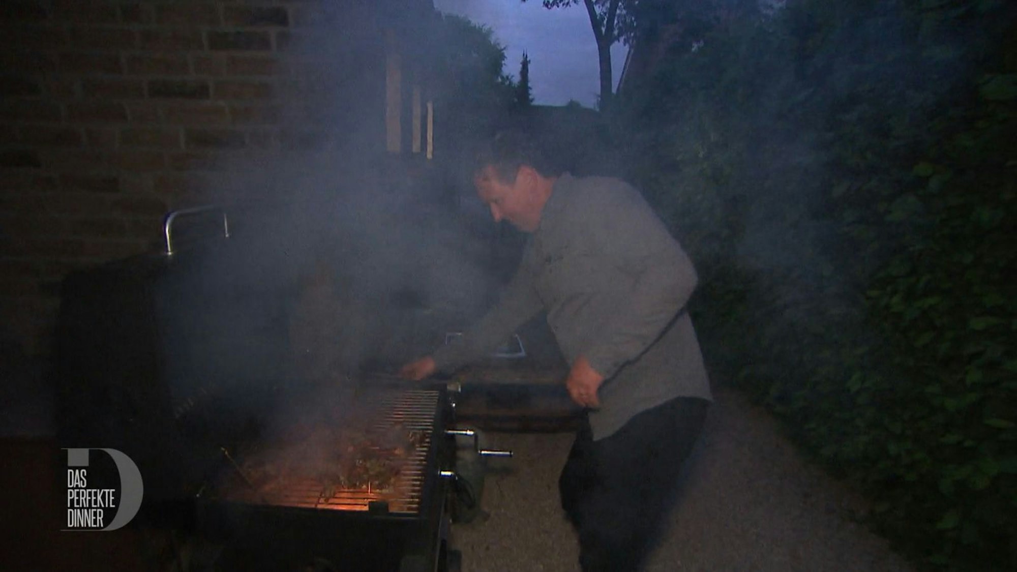 Beim Kotelett-Grillen wird der Gastgeber selbst gut geräuchert, (Bild: RTL)