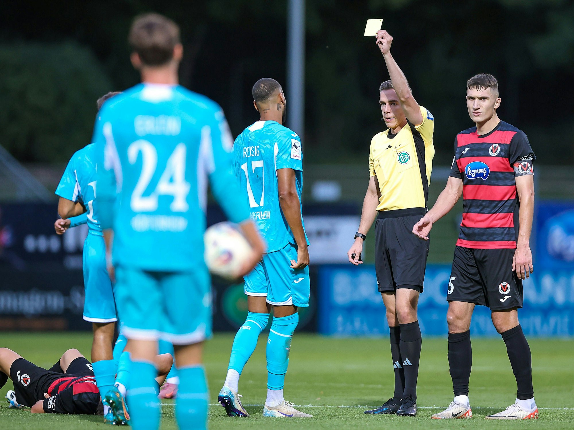 Schiedsrichter Lennart Kernchen zeigt Hoffenheims Ruben Reisig die Gelb-Rote Karte.