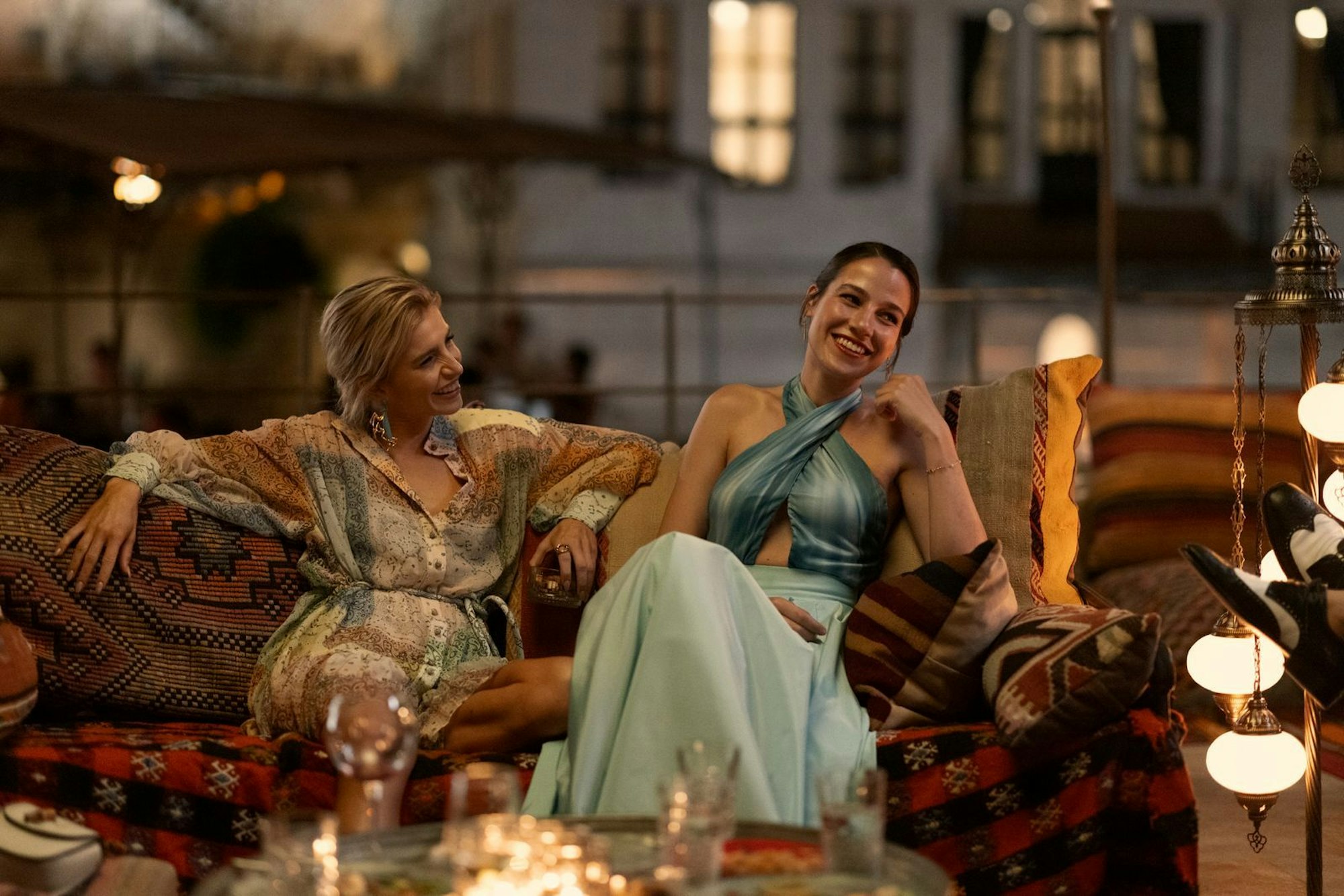 In der Netflix-Komödie „She Said Maybe“ gerät das Leben von Mavi (Beritan Balc, links) plötzlich völlig aus den Fugen. Zum Glück steht ihr ihre beste Freundin Nora (Caroline Daur) dabei zur Seite. (Bild: Netflix)