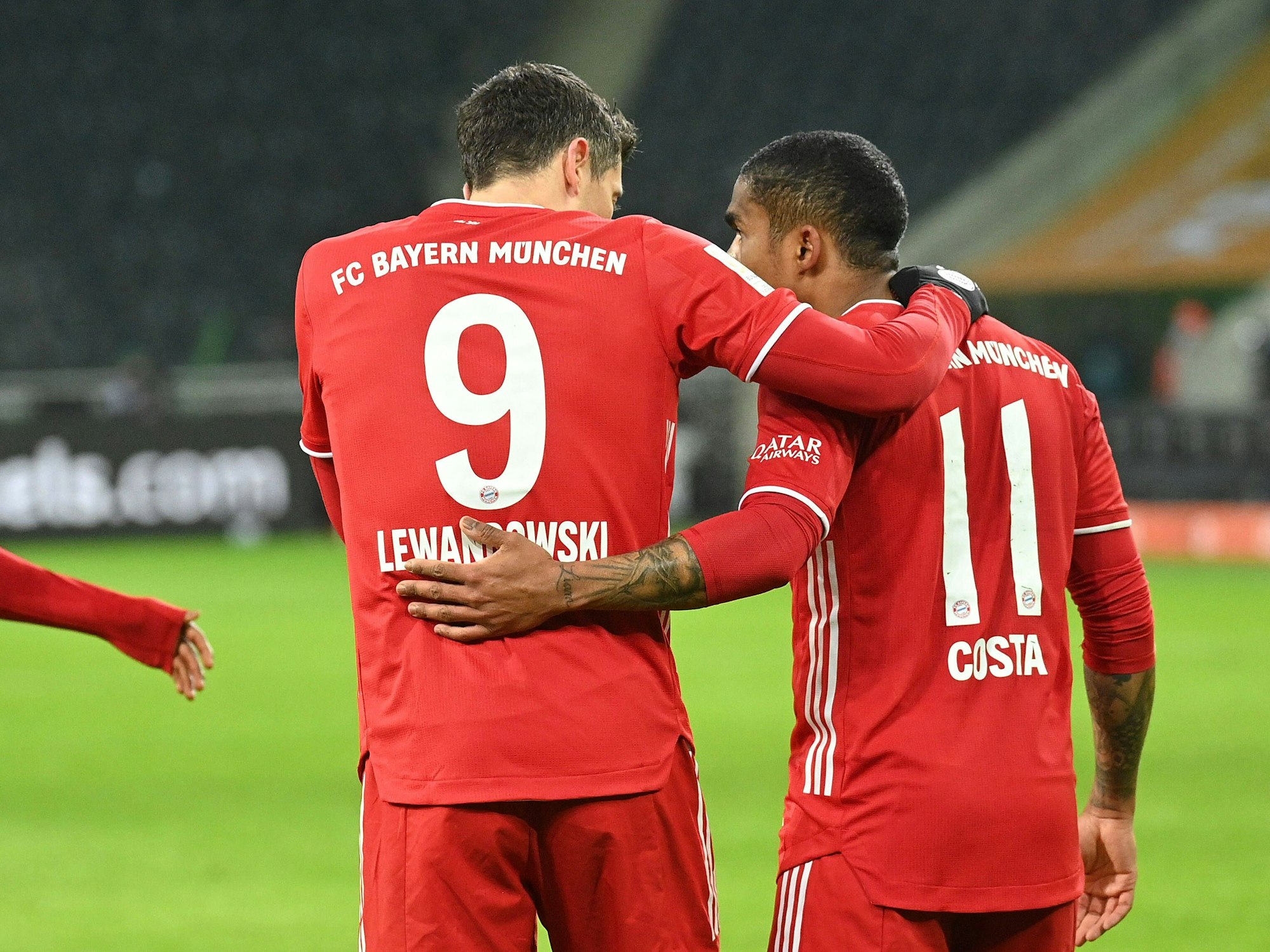 Douglas Costa mit seinem ehemaligen Teamkollegen Robert Lewandowski.