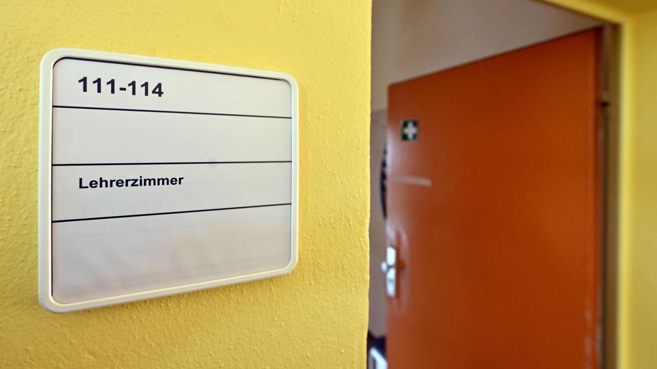 Die Tür zu einem Lehrerzimmer steht offen (Symbolbild):Ein Schuldirektor, der seit fünf Jahren krank ist, ist offiziell Leiter von zwei Gymnasien am Niederrhein.