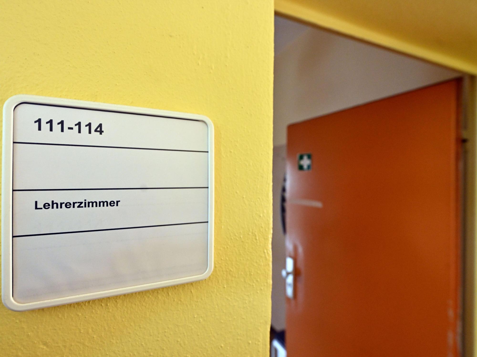 Die Tür zu einem Lehrerzimmer steht offen (Symbolbild):Ein Schuldirektor, der seit fünf Jahren krank ist, ist offiziell Leiter von zwei Gymnasien am Niederrhein.
