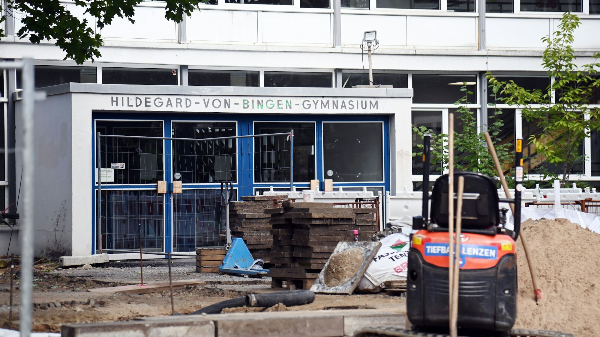 Gebäude und Eingang des Hildegard-von-Bingen Gymnasium in Sülz.
