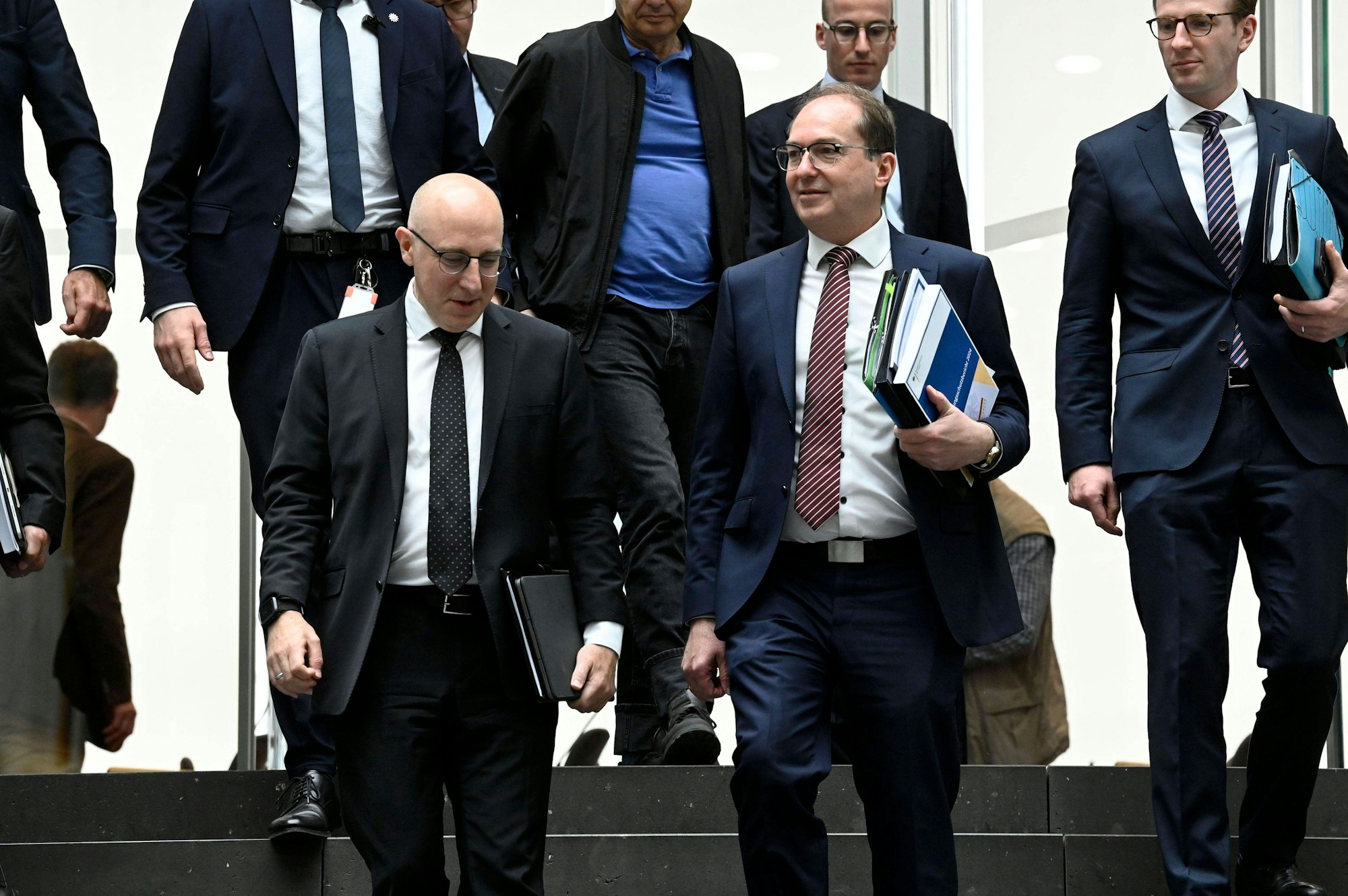 Sinan Selen (l.) ist von Bundesinnenminister Alexander Dobrindt (CSU, rechts) zum Chef des Bundesamtes für Verfassungsschutz ernannt worden.