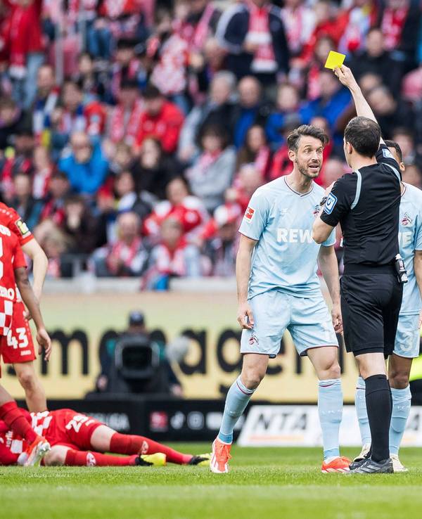 Mark Uth wütet in Richtung Schiedsrichter Benjamin Brand.