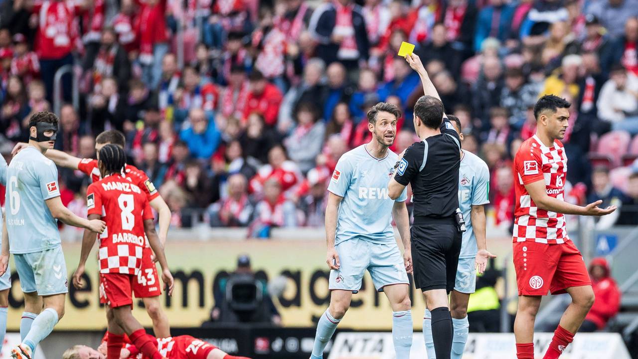 Mark Uth wütet in Richtung Schiedsrichter Benjamin Brand.