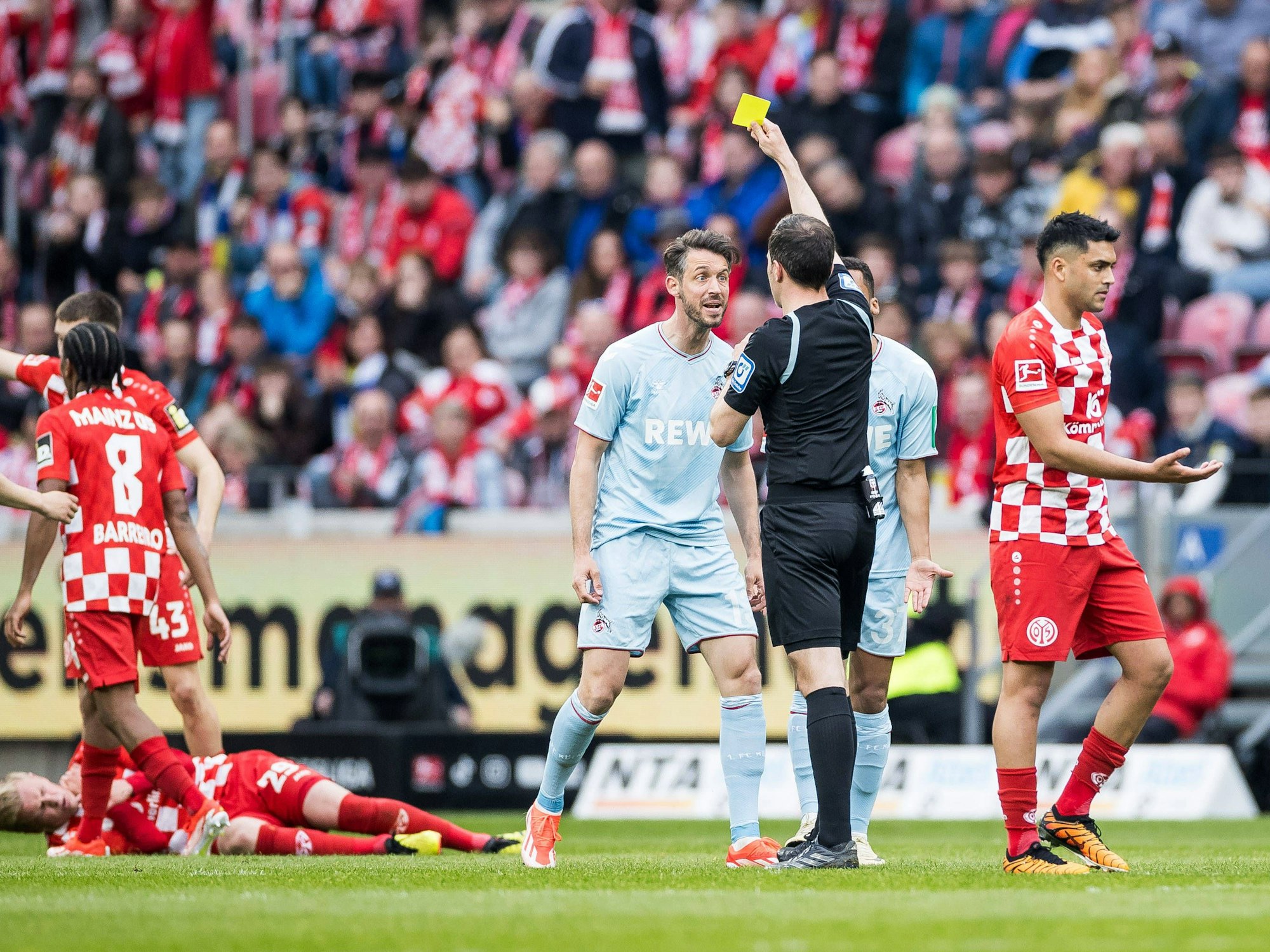Mark Uth wütet in Richtung Schiedsrichter Benjamin Brand.