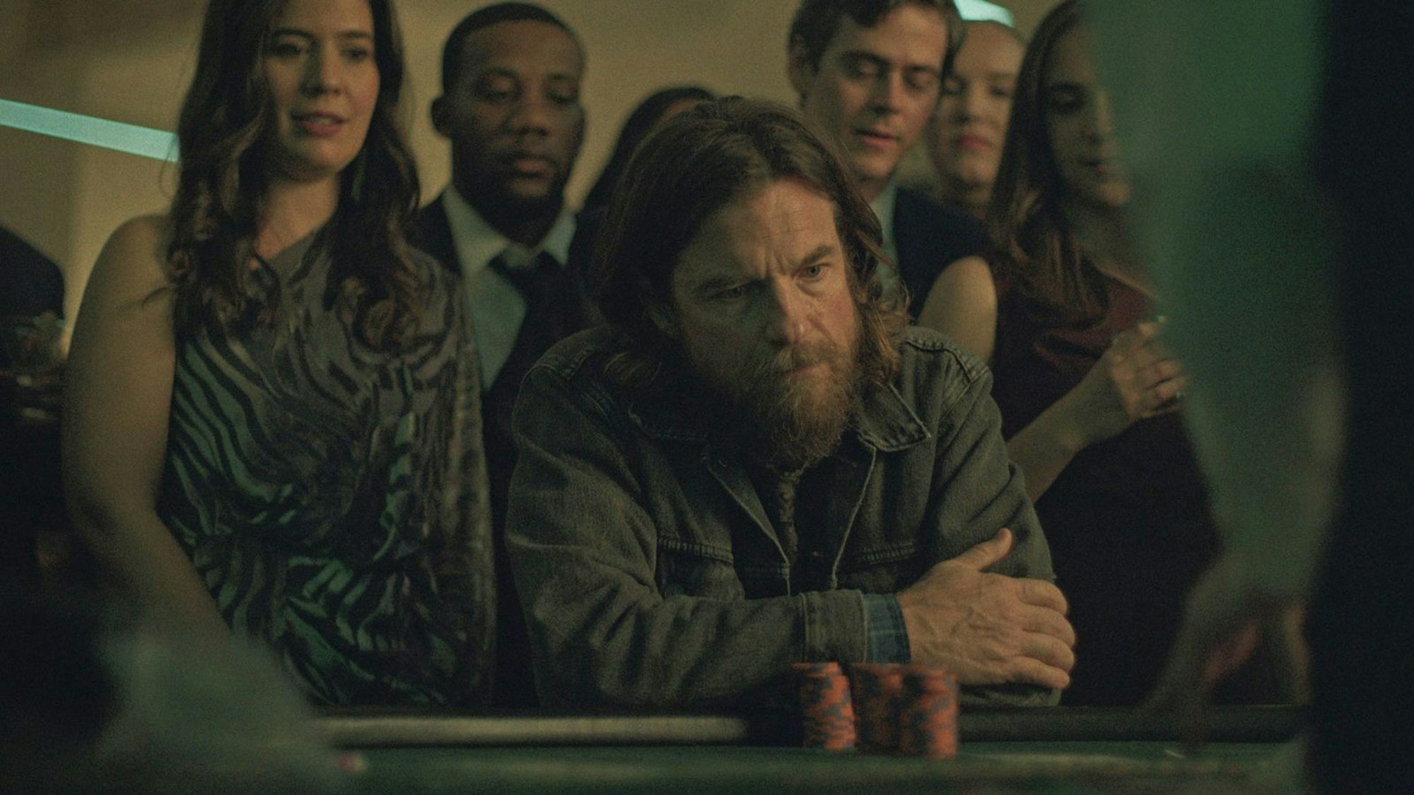 Um seine Schulden zu bezahlen, versucht Vince (Jason Bateman) das Unmögliche beim Black Jack. (Bild: © Netflix)