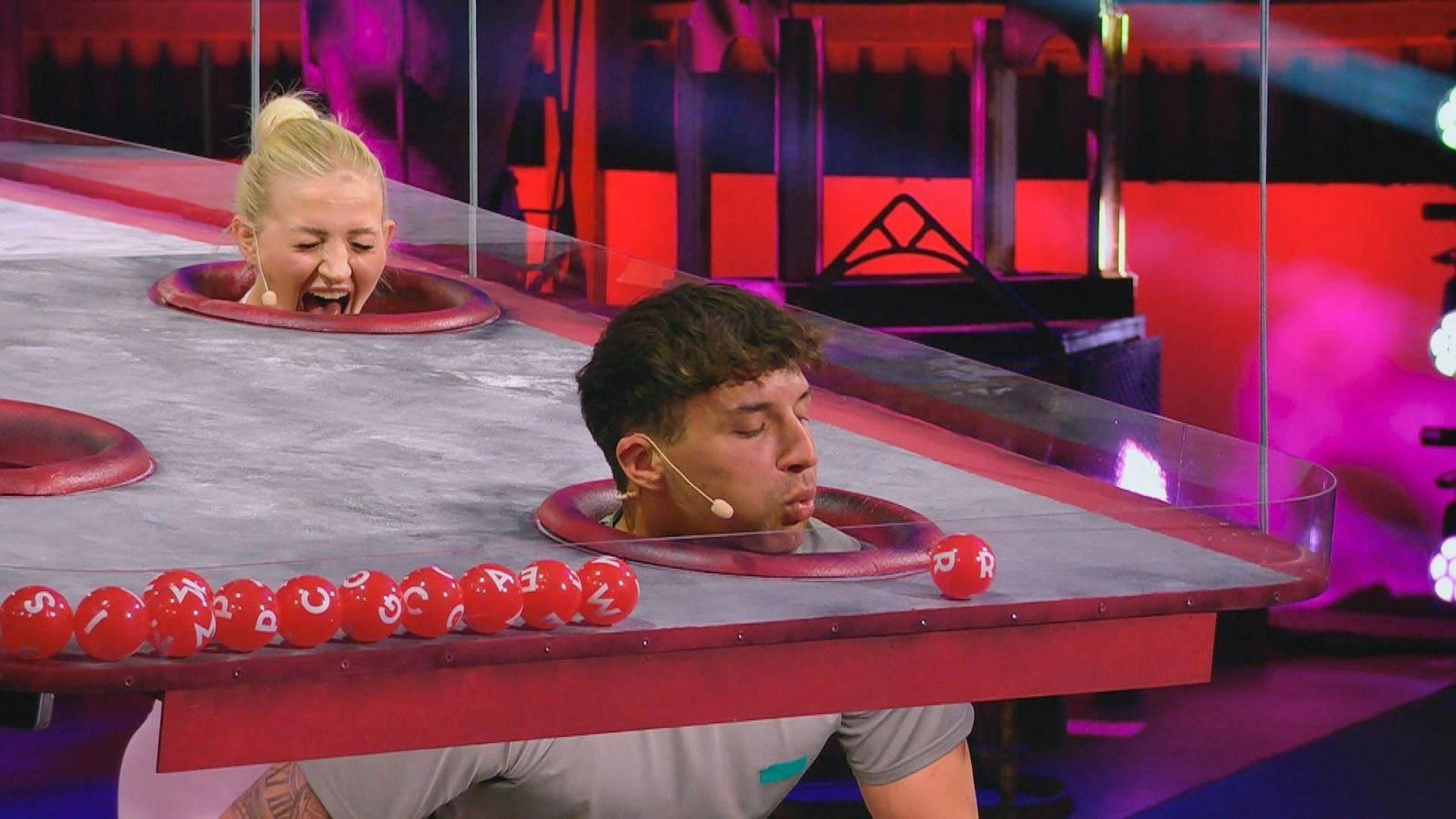 Zwischen Edda (l.) und Micha kriselt es nicht nur beim Spiel „Aus dem letzten Loch blasen“. (Bild: RTL)