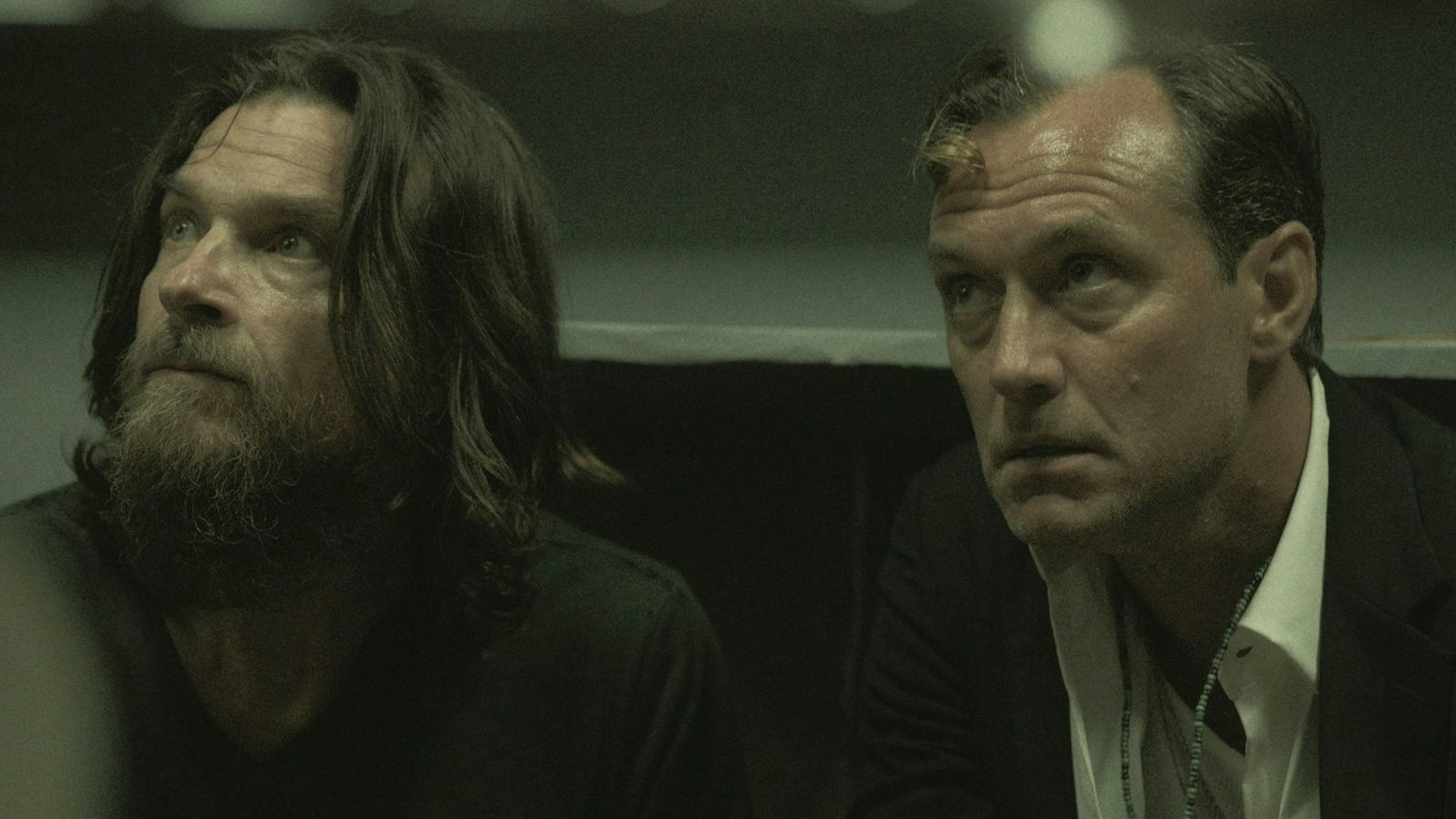 Egal, was sie versuchen: Die Brüder Vince (Jason Bateman, links) und Jake (Jude Law) können ihren Selbstzerstörungsmodus einfach nicht abschalten. (Bild: © Netflix)