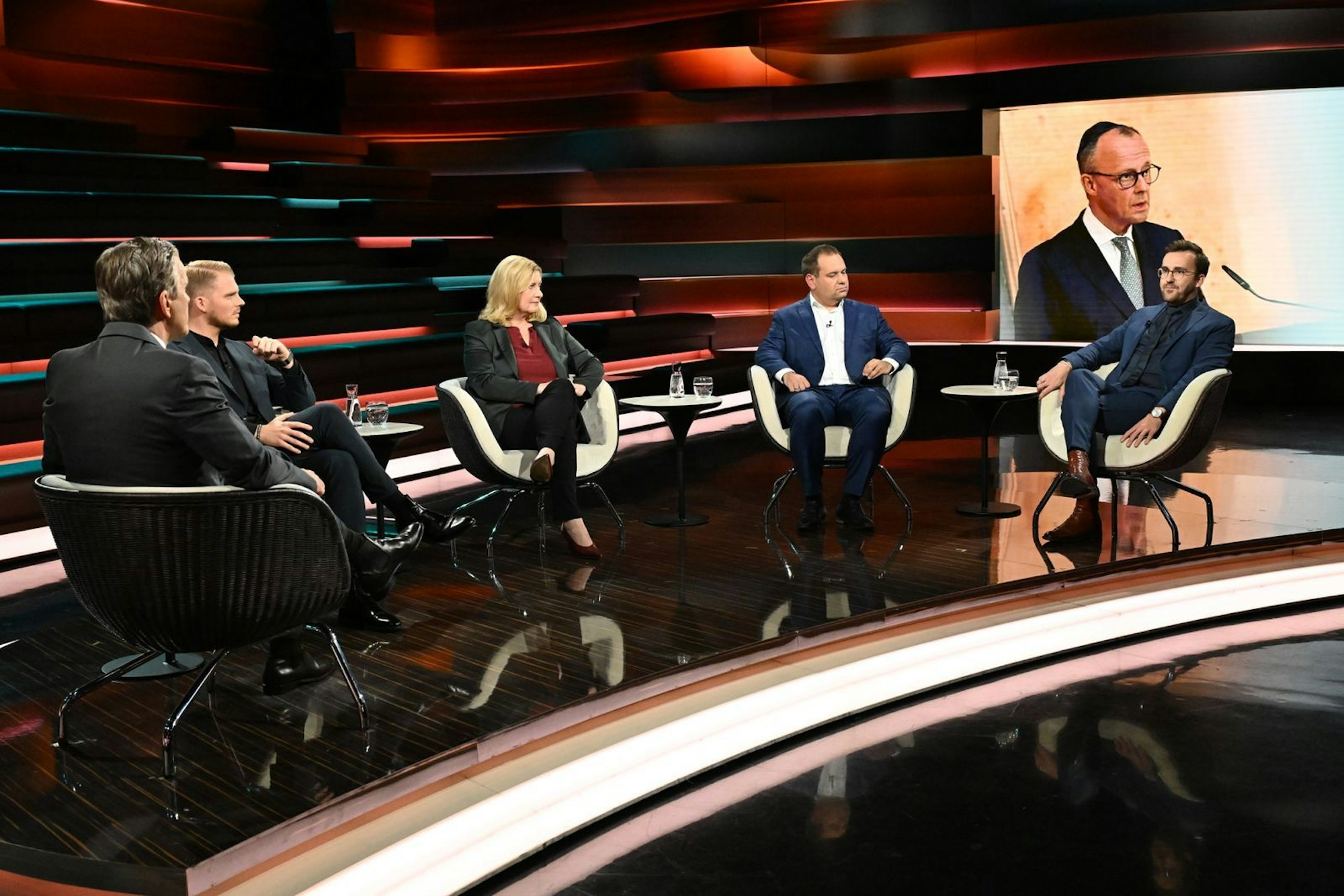Markus Lanz diskutierte am Dienstagabend mit SPD-Generalsekretär Tim Klüssendorf (zweiter von links), Journalistin Eva Quadbeck (Mitte), CDU-Politiker Dennis Rehbein (zweiter von rechts) und Journalist Martin Machowecz (rechts). (Bild: ZDF / Cornelia Lehmann)