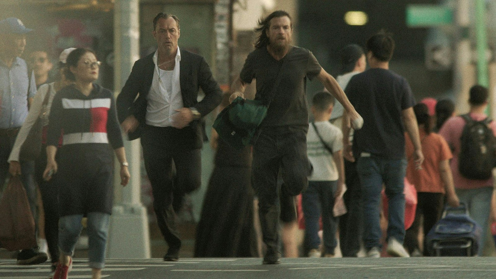 Sie strengen sich an, aber ihren Problemen können Jake (Jude Law, links) und Vince (Jason Bateman) nicht davon rennen. (Bild: © Netflix)