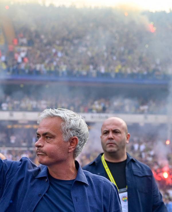 José Mourinho winkt zu den Fans.