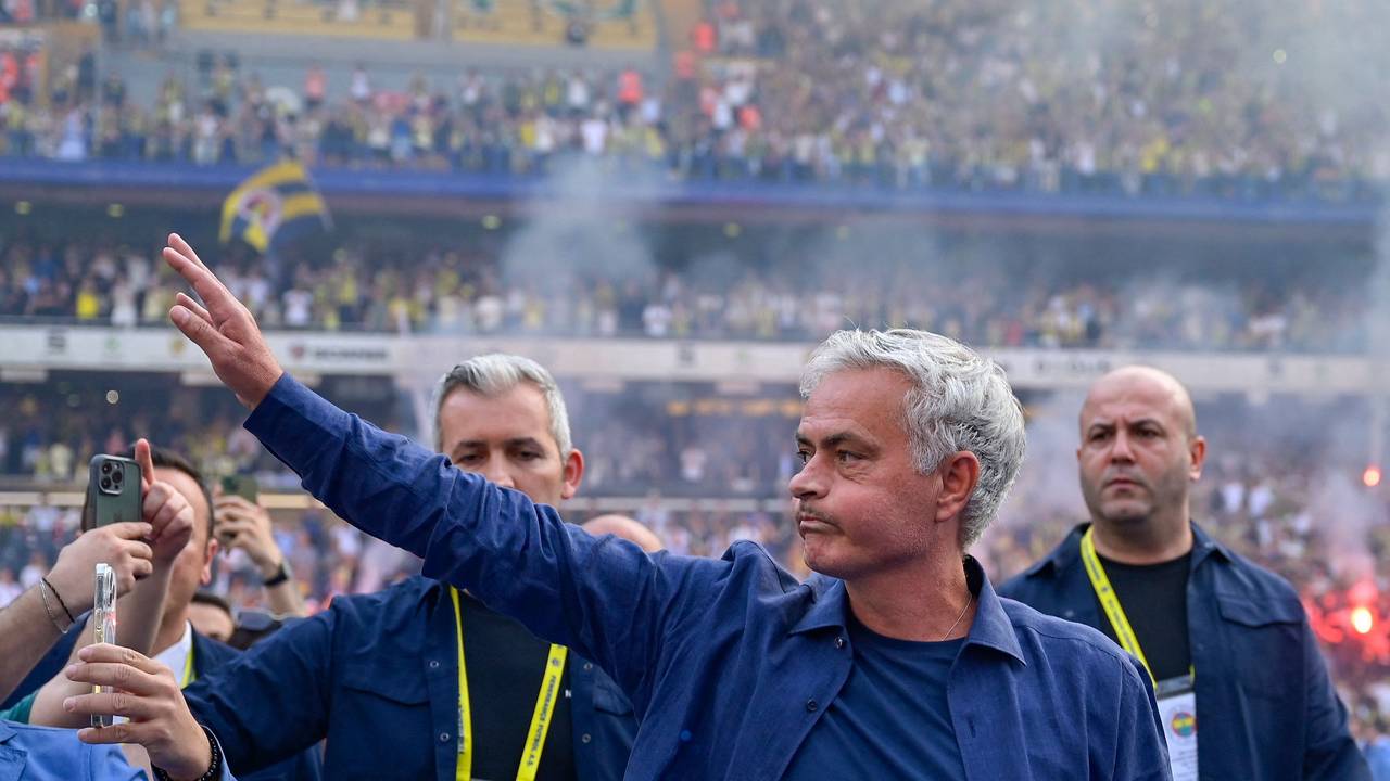 José Mourinho winkt zu den Fans.